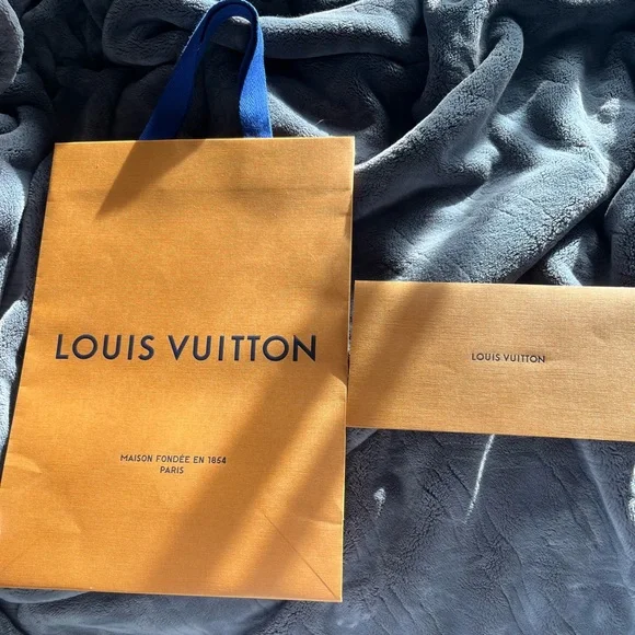 Louis Vuitton gift bag & envelope - Picture 1 of 4